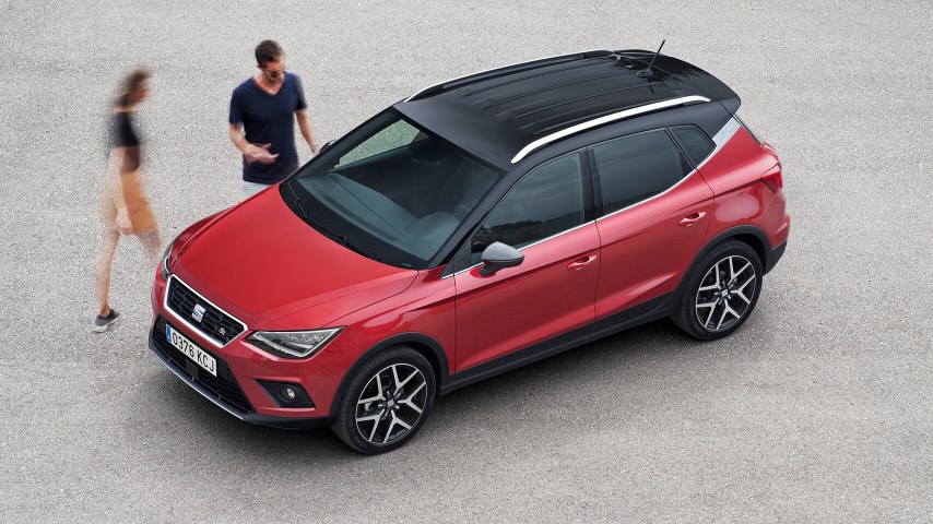 SEAT Arona at the street two people looking 3