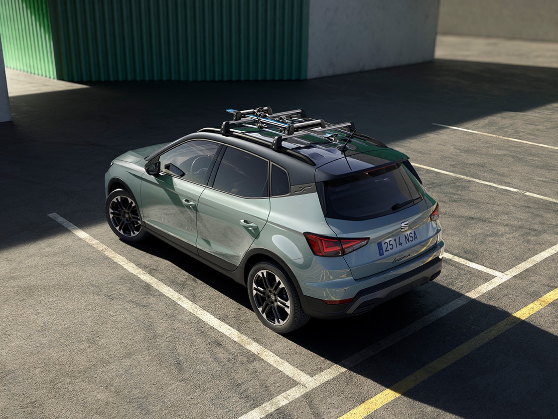 Ski rack attached to a SEAT Arona