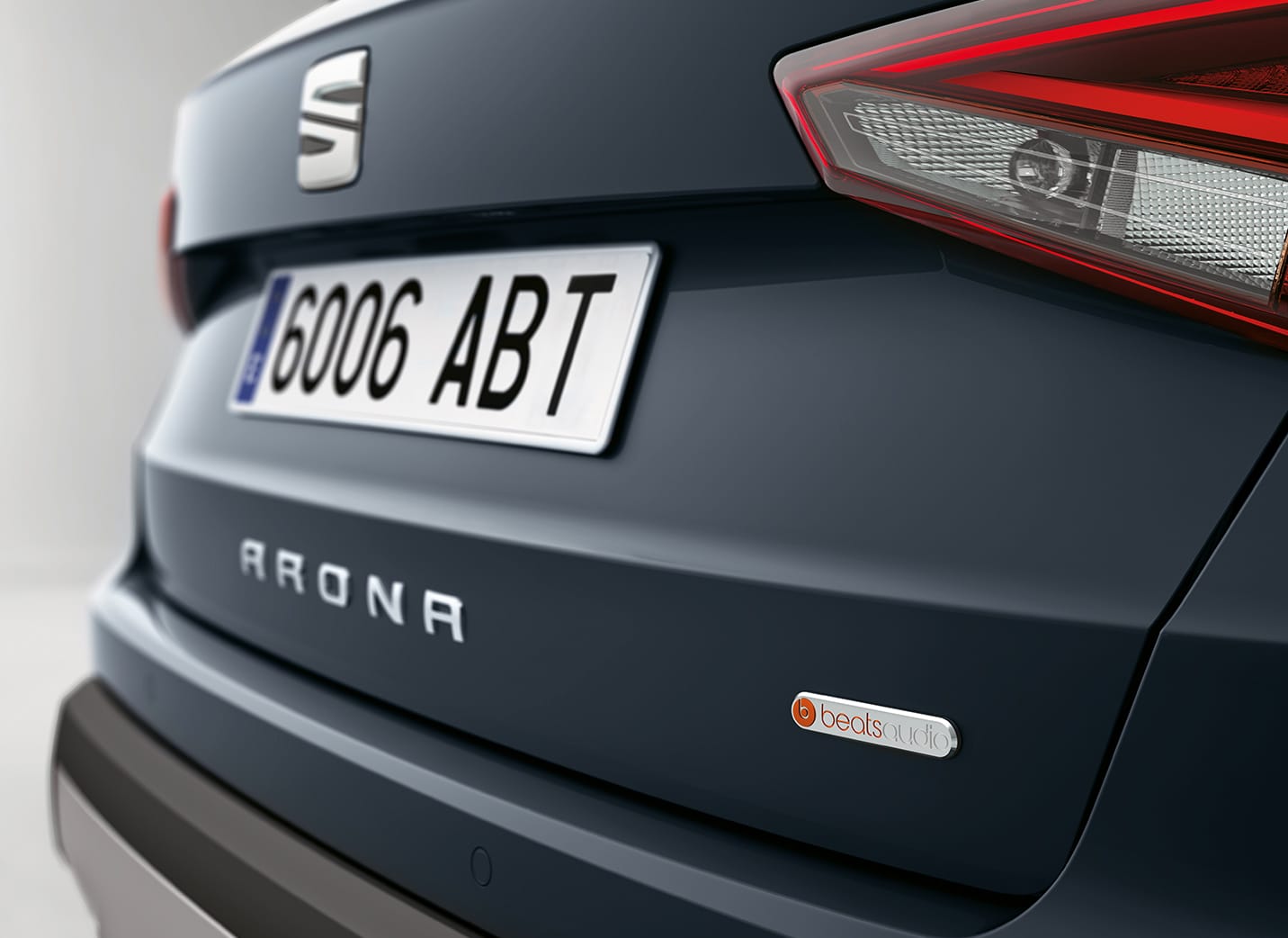 SEAT Arona Beats led tail beats logo