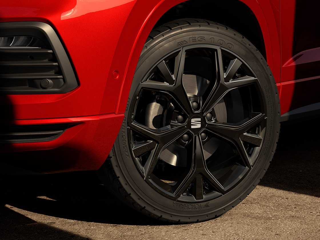 close-up from the 19-inch glossy black alloy wheels available in the black edition for seat ateca.