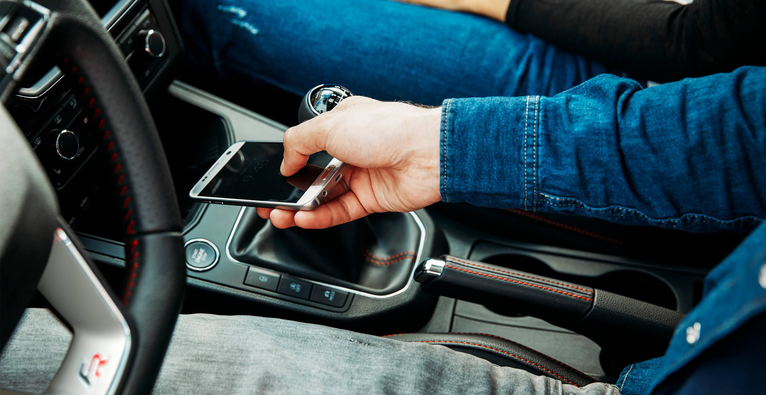 SEAT Ibiza connectivity box wireless connection. Shows Technology for mobile and smartphones car connection