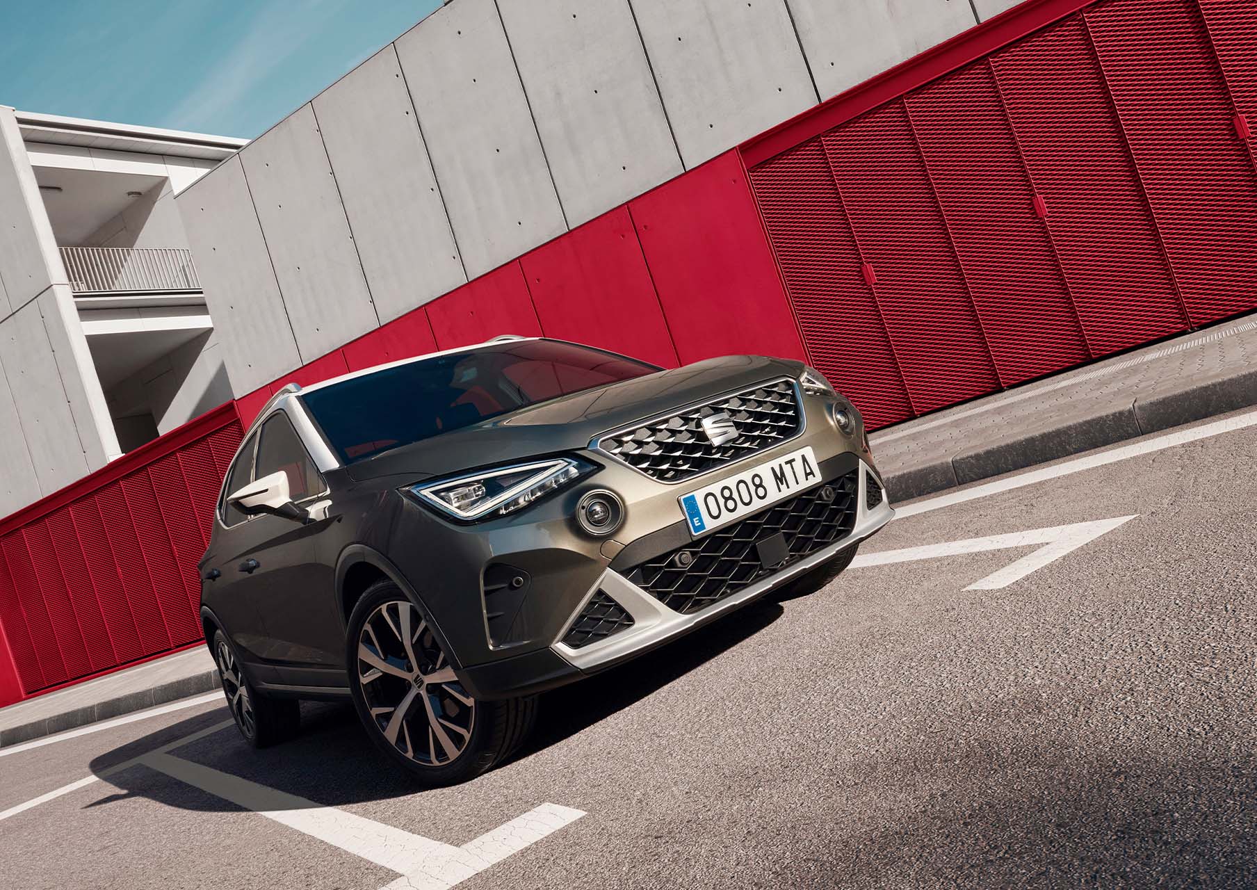 front view of the SEAT Arona xperience trim in cliff grey with white roof parked on the street