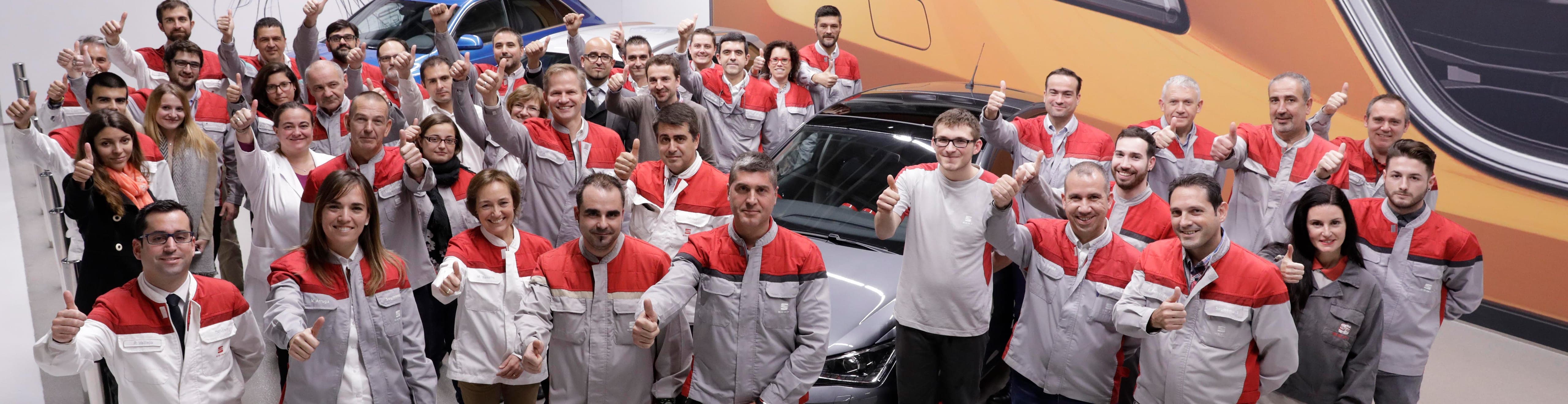 SEAT Factory Martorell culture group of people showing thumbs up – SEAT Human Resources