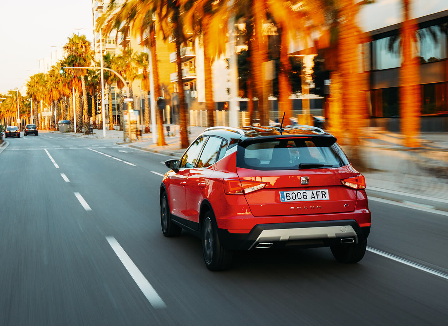 SEAT ARONA SUV driving in a city street lined with palm trees: Best SUV 2018, Car of the year 2018 (Denmark) – SEAT For Business Fleet services