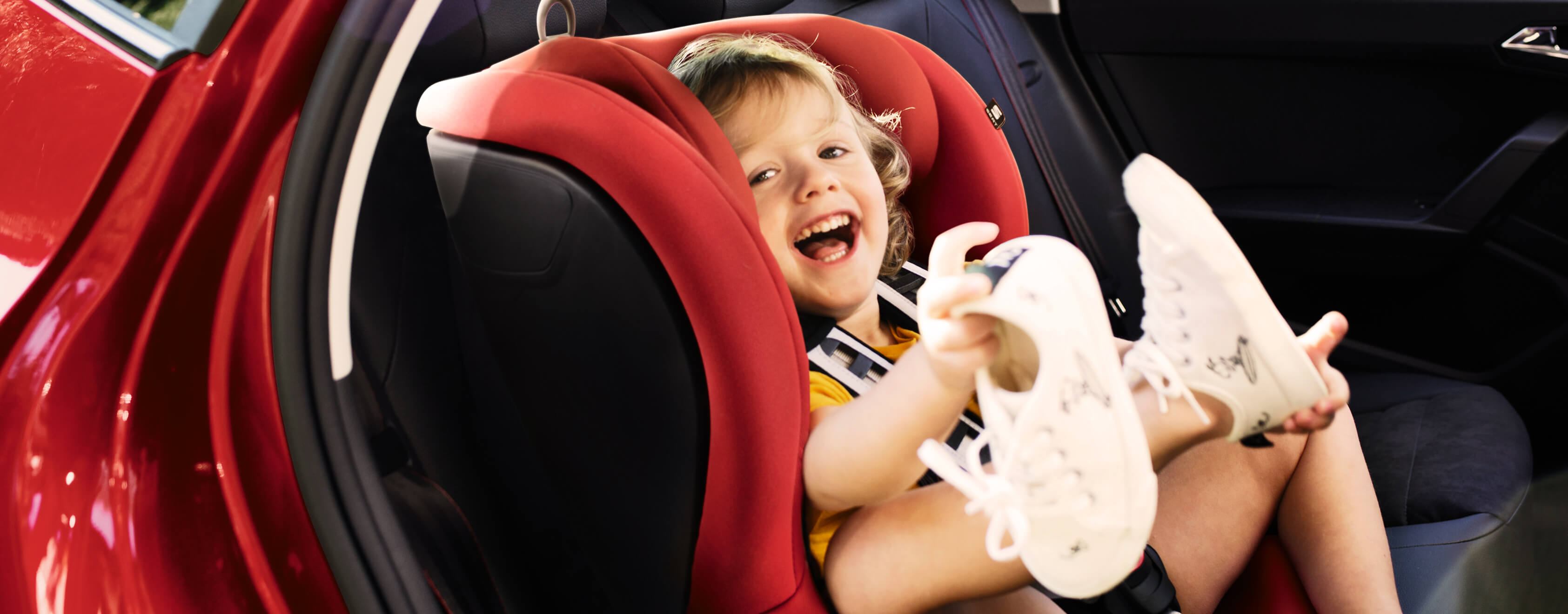 SEAT new car services and maintenance – laughing smiling child in the child seat of a SEAT new car