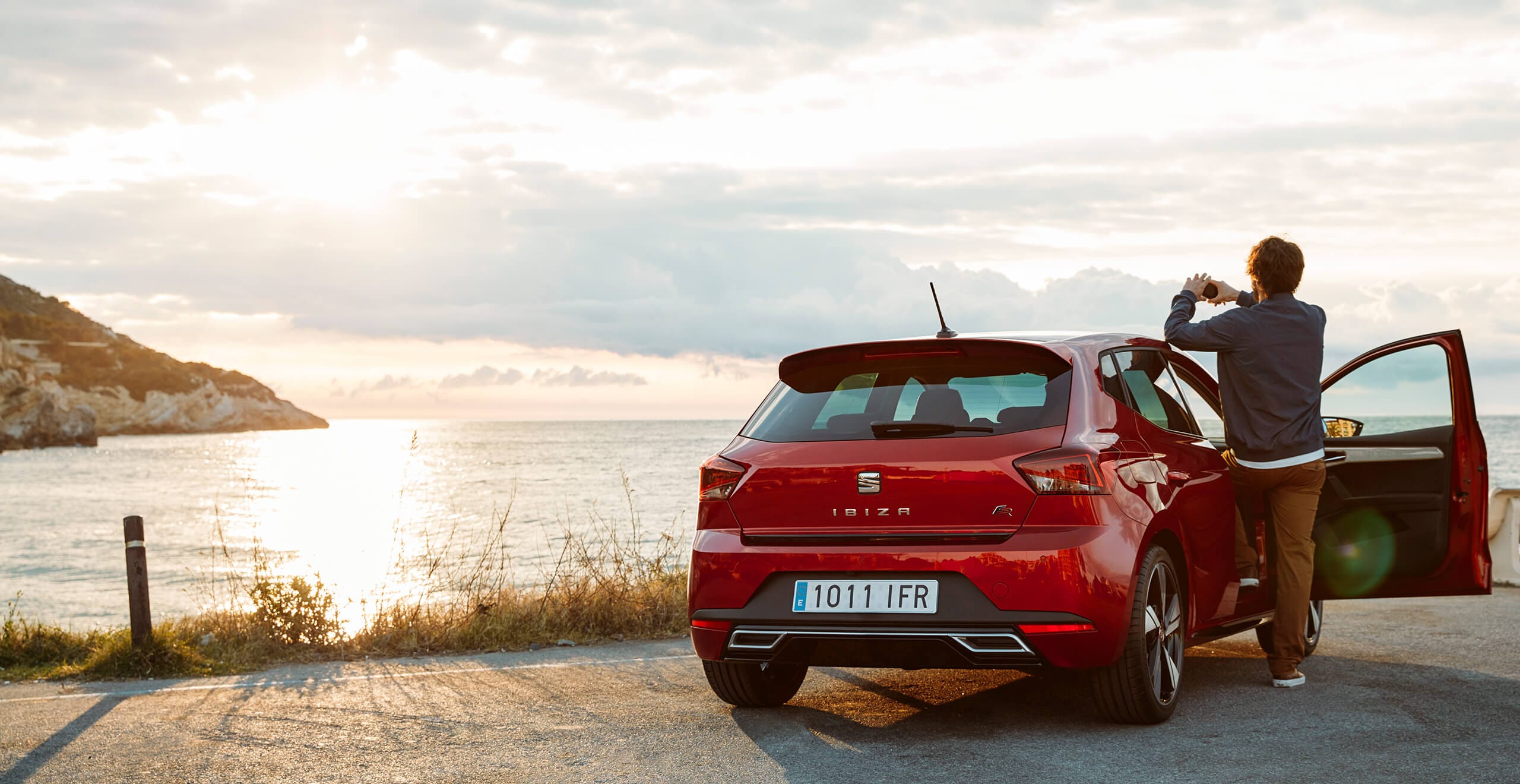 SEAT new car services and maintenance – SEAT Ibiza man taking a photo of the sea out of the open door